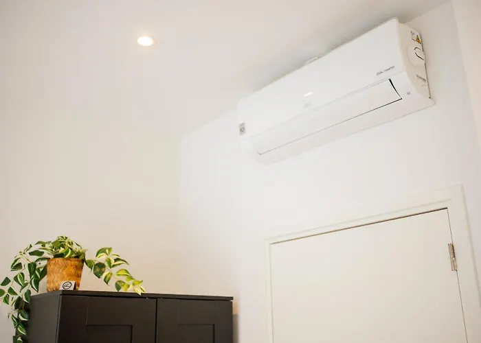 Historical 80m2 Retreat With Sauna Option - R51b Apartman *